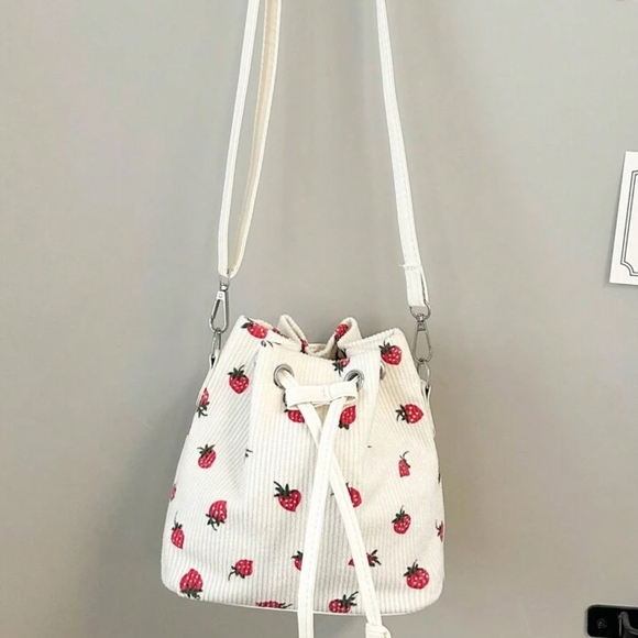 ‼️NEW IN‼️Strawberry Print White Bucket Bag - Picture 4 of 7